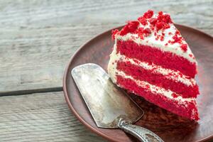 rojo terciopelo pastel en el plato foto