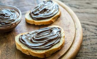 rebanadas de baguette con crema de chocolate foto