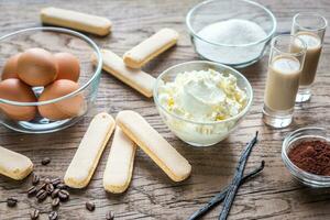 ingredientes para Tiramisu en el de madera antecedentes foto