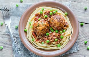 Turquía albóndigas con pasta y Fresco chícharos foto