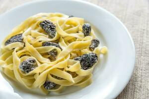 tagliatelle con morilla hongos foto