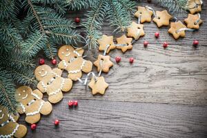 pan de jengibre guirnalda con Navidad árbol rama foto