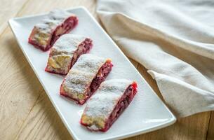 primer plano de strudel de cereza foto