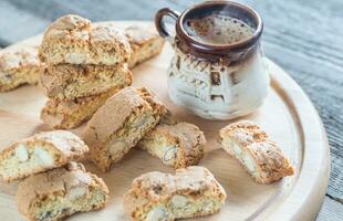 cantuccini con Almendras y taza de café foto