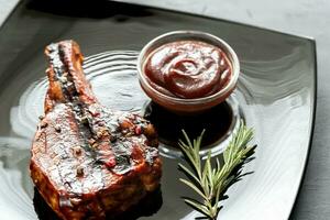 A la parrilla Cerdo costillas en el plato foto