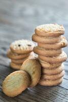 mantequilla galletas en el de madera mesa foto