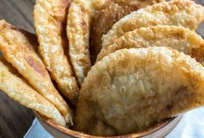 apilar de carne empanadas en el cuenco foto