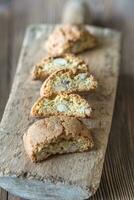 cantuccini en el de madera tablero foto