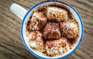 taza de cacao con Malvaviscos y cacao polvo foto