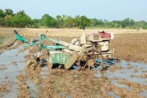 tractor o poder caña del timón el campo es arado con moderno granjero concepto foto