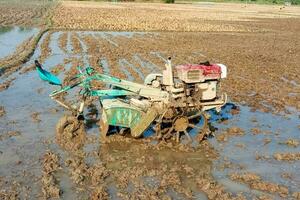 tractor o poder caña del timón el campo es arado con moderno granjero concepto foto