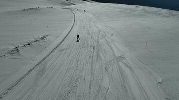 ski sport- drone. hoog kwaliteit 4k beeldmateriaal video