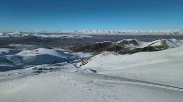 aereo montagne inverno. alto qualità 4k metraggio video