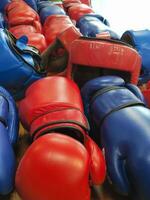 boxeo cascos y guantes en azul y rojo foto