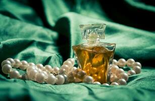 perlas y perfume de cerca en el seda foto
