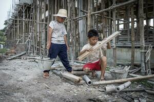 los niños pobres se ven obligados a trabajar en la construcción, la violencia infantil y el concepto de trata, contra el trabajo infantil, el día de los derechos el 10 de diciembre. foto