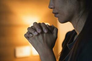 cristiano mujer Orando en dormitorio, mujer manos Orando a dios, mendicidad para perdón y creer en bondad. cristiano vida crisis oración a dios. cristiano vida crisis oración a dios. foto