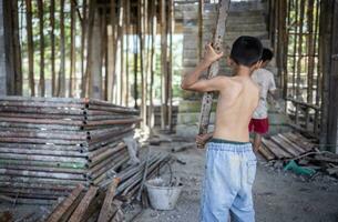 niños forzado a trabajo difícil a construcción sitio, niño labor concepto, pobre niños víctimas de humano trata proceso, pobreza, niño abuso. foto