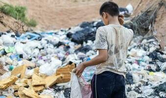 pobre niños en el basura tugurio y seleccionando el plastico residuos a vender, niños no en escuela, pobreza. foto