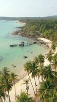 idyllisch tropisch strand landschap Aan een paradijs eiland in Thailand video
