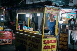 Jacarta, Indonesia - octubre 2 2023. hombre tendiendo calle comida Tienda foto