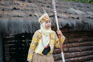 Jacarta, Indonesia- octubre 2 2023. turistas en Papuasia tradicional atuendo foto
