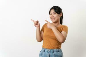 el alegre joven asiático mujer tiene genial pensamiento, hallazgo inspiración o soluciones a resolver un problema. señalando dedo arriba en pie en blanco antecedentes. foto