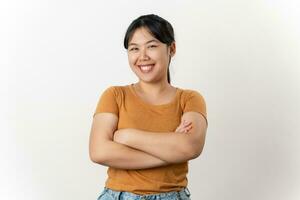 el bonito y contento asiático joven mujer es sonriente con confianza en pie en un blanco antecedentes. foto