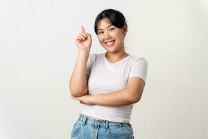 el alegre joven asiático mujer tiene genial pensamiento, hallazgo inspiración o soluciones a resolver un problema. señalando dedo arriba en pie en blanco antecedentes. foto