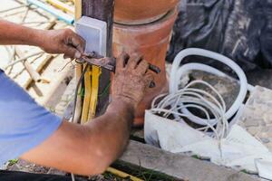electricista Unión cobre alambres juntos y sellando ellos con aislamiento raya. foto