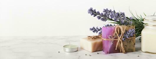 bandera con lavanda productos cosméticos productos y sitio para texto. hogar cuerpo piel cuidado, spa ajuste foto