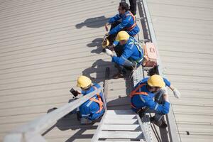 trabajadores en un construcción sitio tomar un descanso en el techo de un edificio. foto