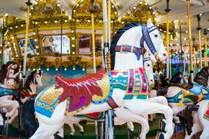 carrusel en diversión parque. caballos en un tradicional recinto ferial Clásico carrusel. foto