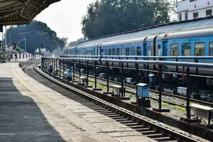 kathgodam, uttarakhand, India, septiembre 25 2023 - indio ferrocarril tren a kathgodam ferrocarril estación plataforma durante Mañana tiempo, vistoso tren a kathgodam, uttarakhand ferrocarril estación foto