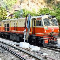 shimla, himachal pradesh, India - agosto 14, 2023 - juguete tren kalka-shimla ruta, Moviente en ferrocarril a el colina, juguete tren desde kalka a shimla en India entre verde natural bosque foto