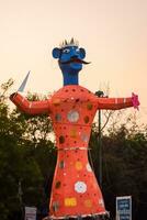 ravnans siendo encendido durante Dussera festival a ramleela suelo en Delhi, India, grande estatua de ravana a obtener fuego durante el justa de Dussera a celebrar el victoria de verdad por señor rama foto