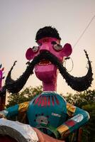 ravnans siendo encendido durante Dussera festival a ramleela suelo en Delhi, India, grande estatua de ravana a obtener fuego durante el justa de Dussera a celebrar el victoria de verdad por señor rama foto