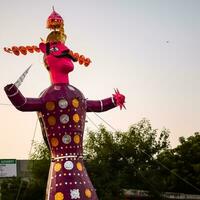 ravnans siendo encendido durante Dussera festival a ramleela suelo en Delhi, India, grande estatua de ravana a obtener fuego durante el justa de Dussera a celebrar el victoria de verdad por señor rama foto