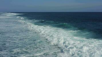 Wellen schäumen im das Blau Ozean video