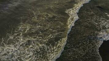 fuerte olas en el Oceano parte superior vista. oscuro agua en el mar. video