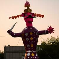 ravnans siendo encendido durante Dussera festival a ramleela suelo en Delhi, India, grande estatua de ravana a obtener fuego durante el justa de Dussera a celebrar el victoria de verdad por señor rama foto