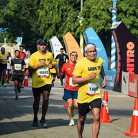 nuevo Delhi, India - octubre 15 2023 - vedanta Delhi medio maratón carrera después codicioso en cuales maratón Participantes acerca de a cruzar el terminar línea, Delhi medio maratón 2023 foto