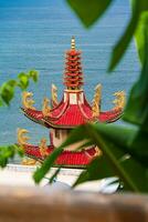 tu quang pagoda en el costero ciudad de vung tau. puntos de vista de el mar y parte de el ciudad. foto