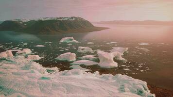 un fascinante ver de icebergs flotante en calma agua video