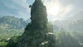 een majestueus rotsachtig berg landschap in China video