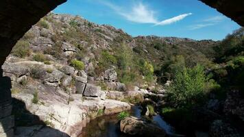 Stein Brücke auf atemberaubend Natur Landschaft. Cava da Velha, Castro laboreiro, Portugal video