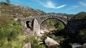 steen brug Aan verbijsterend natuur landschap. cava da velha, castro laboreiro, Portugal video