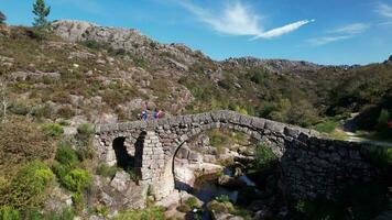 steen brug Aan verbijsterend natuur landschap. cava da velha, castro laboreiro, Portugal video