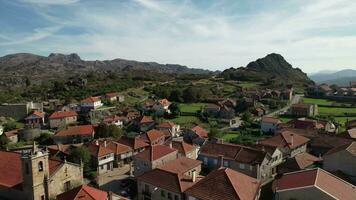 flyga ovan av castro laboreiro stad i portugal 4k video