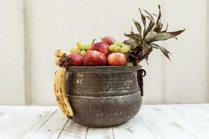 mezclado con otoño Fruta en un metal maceta foto